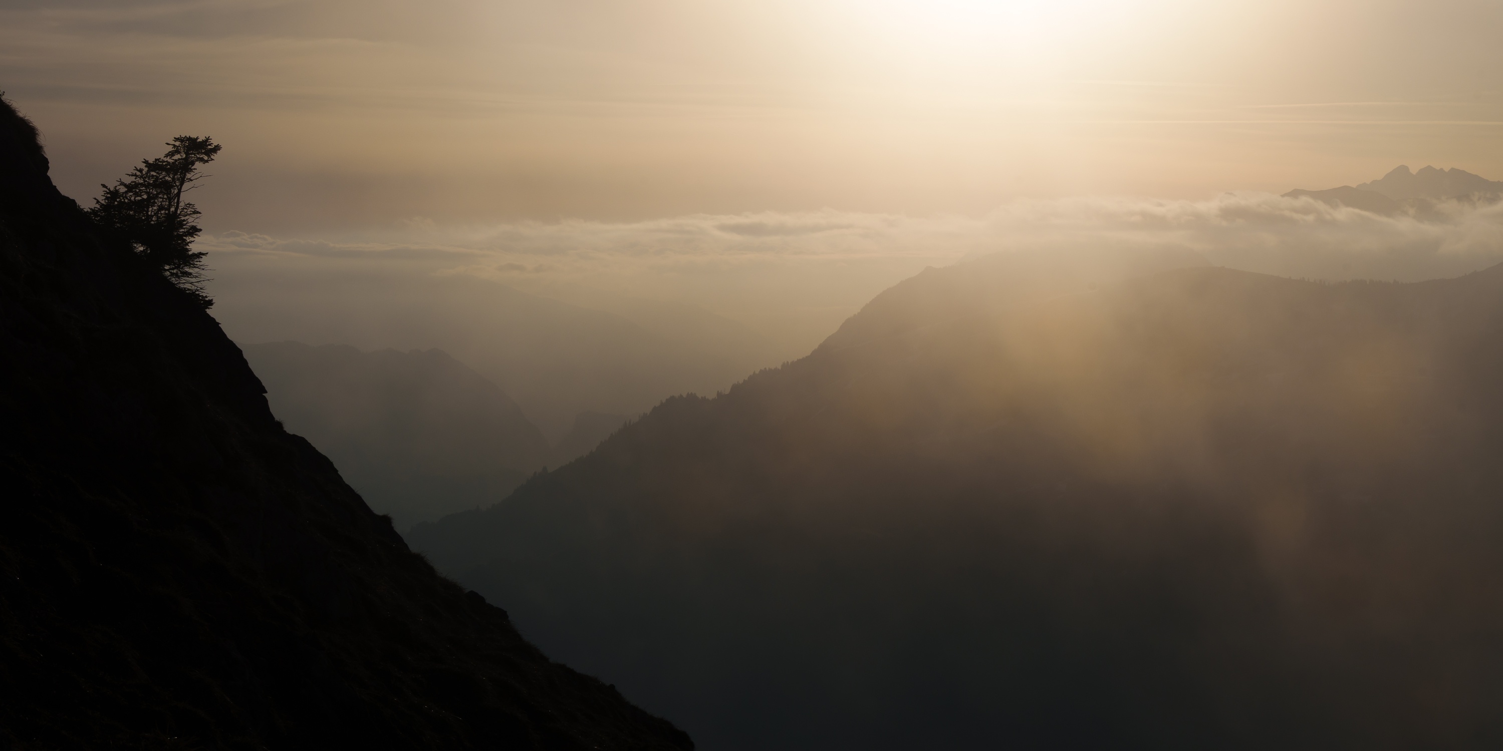 Gipfeltour Schweiz Bergfotografie Frühling Wandern ohne Schnee Fotograf Schweiz Blog Sony A7 IV Bergtour Frühling in den Bergen Nebelstimmung Berge Wanderung 2026