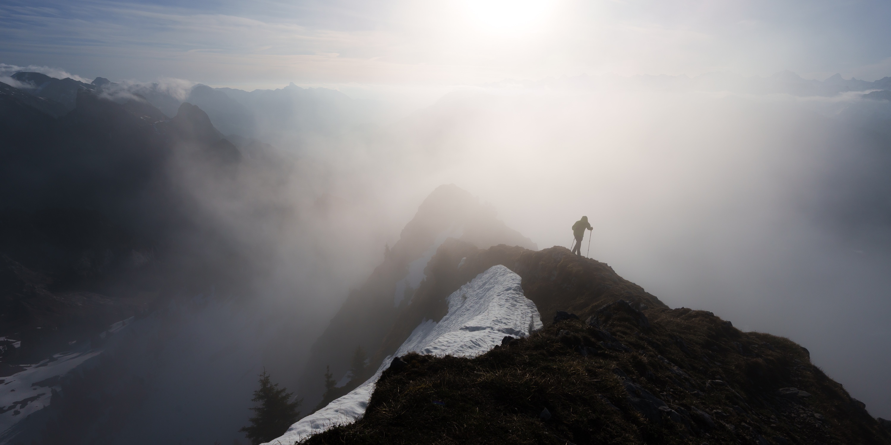 Bäderhorn Gipfel, Bäderhorn, Gipfeltour Schweiz Bergfotografie Frühling Wandern ohne Schnee Fotograf Schweiz Blog Sony A7 IV Bergtour Frühling in den Bergen Nebelstimmung Berge Wanderung 2026