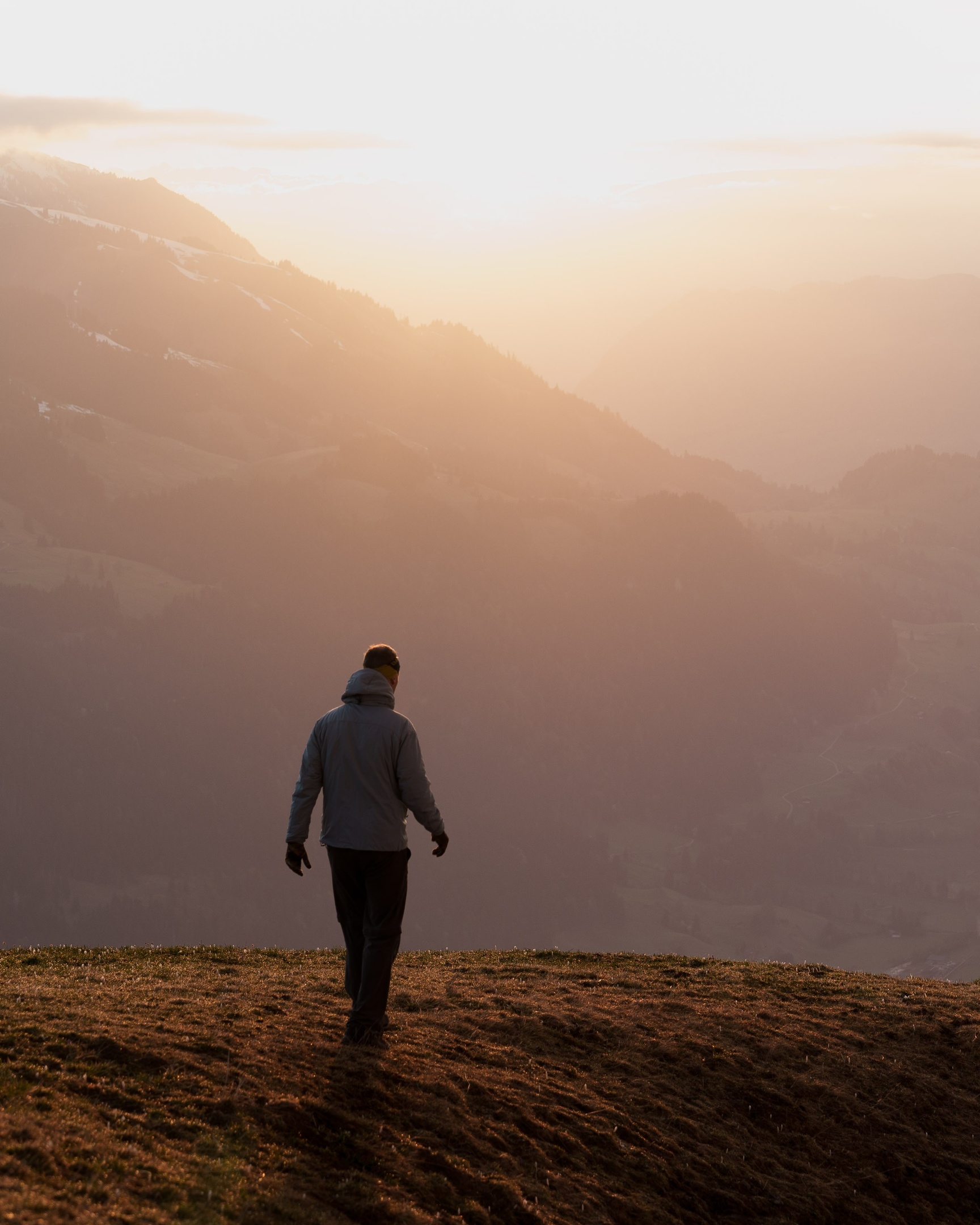 Sonnenaufgang, Jaunpass, Simmental, Gipfeltour Schweiz Bergfotografie Frühling Wandern ohne Schnee Fotograf Schweiz Blog Sony A7 IV Bergtour Frühling in den Bergen Nebelstimmung Berge Wanderung 2026