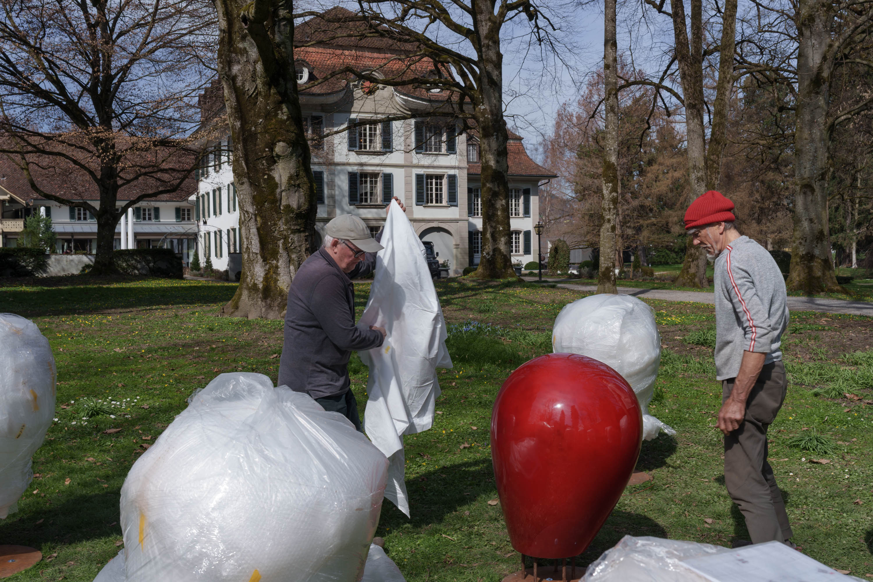 Ein erster Eindruck des entstehenden Kunstwerks von Pius Morger beim Boutique Hotel Schloss Hünigen im Rahmen der Art Garten Hotels