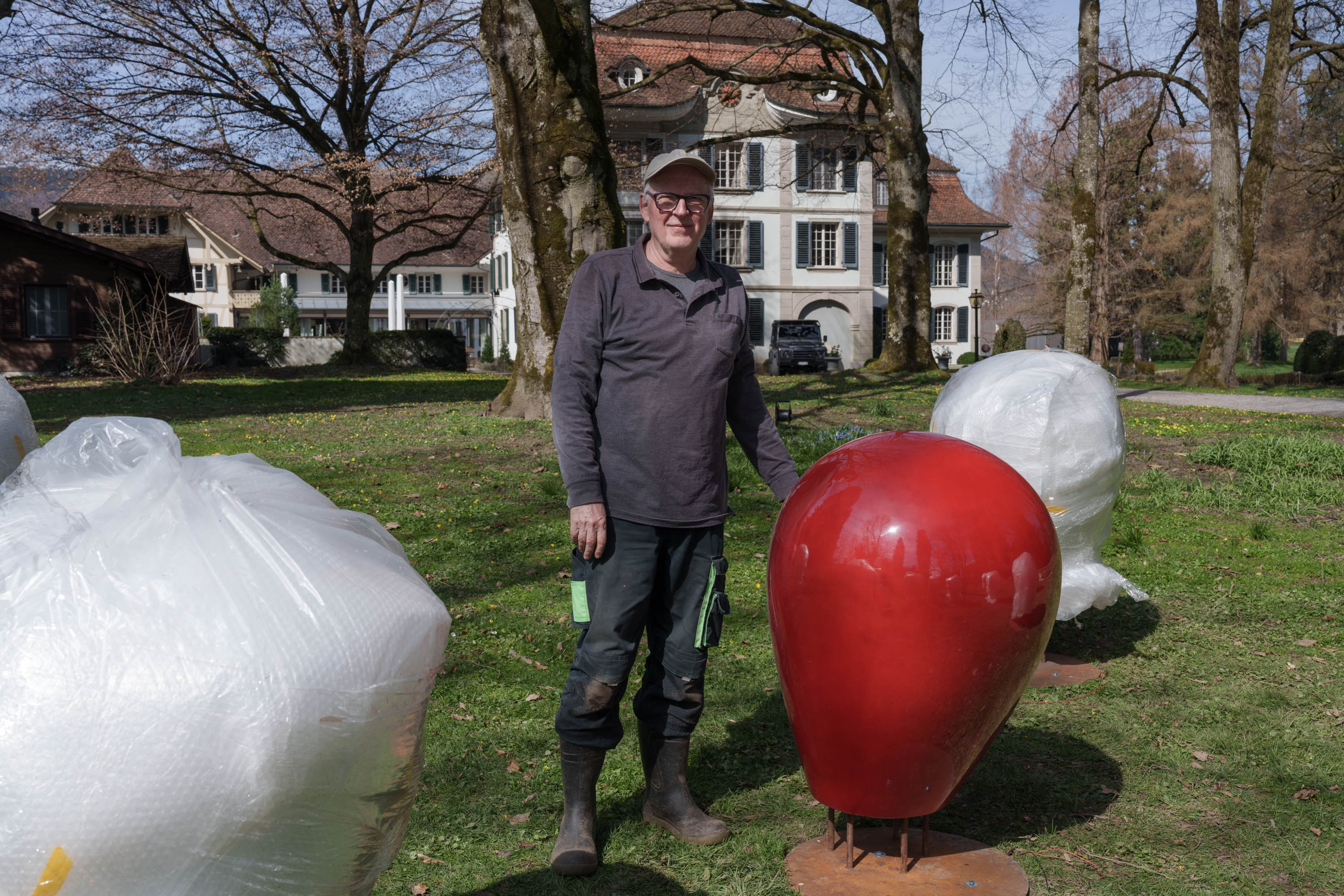 Pius Morger steht stolz neben seinem ersten ausgepackten Resonanzkörper während der Aufbauphase beim Boutique Hotel Schloss Hünigen.