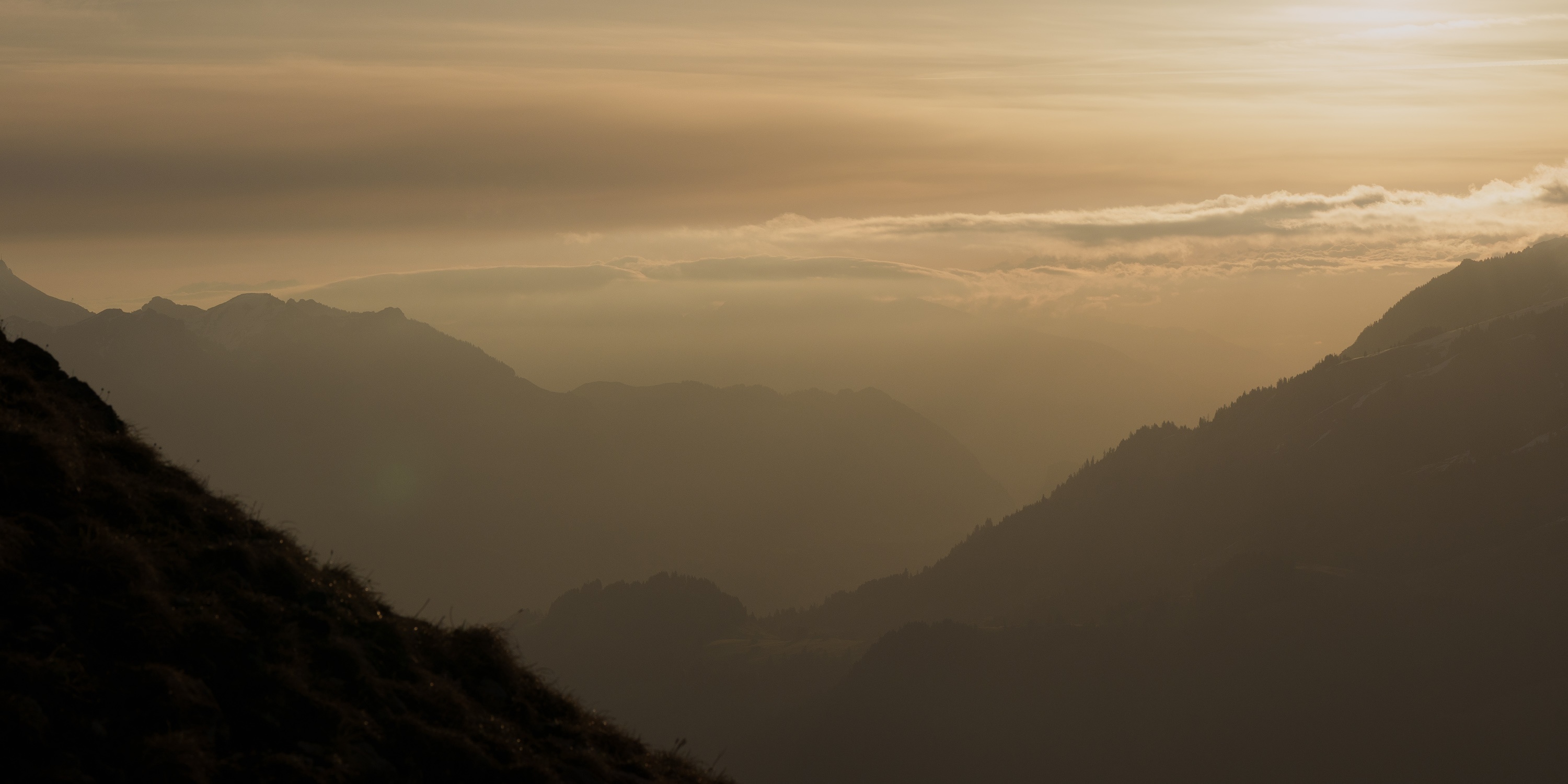 Gipfeltour Schweiz Bergfotografie Frühling Wandern ohne Schnee Fotograf Schweiz Blog Sony A7 IV Bergtour Frühling in den Bergen Nebelstimmung Berge Wanderung 2026, Weitsicht, Layers